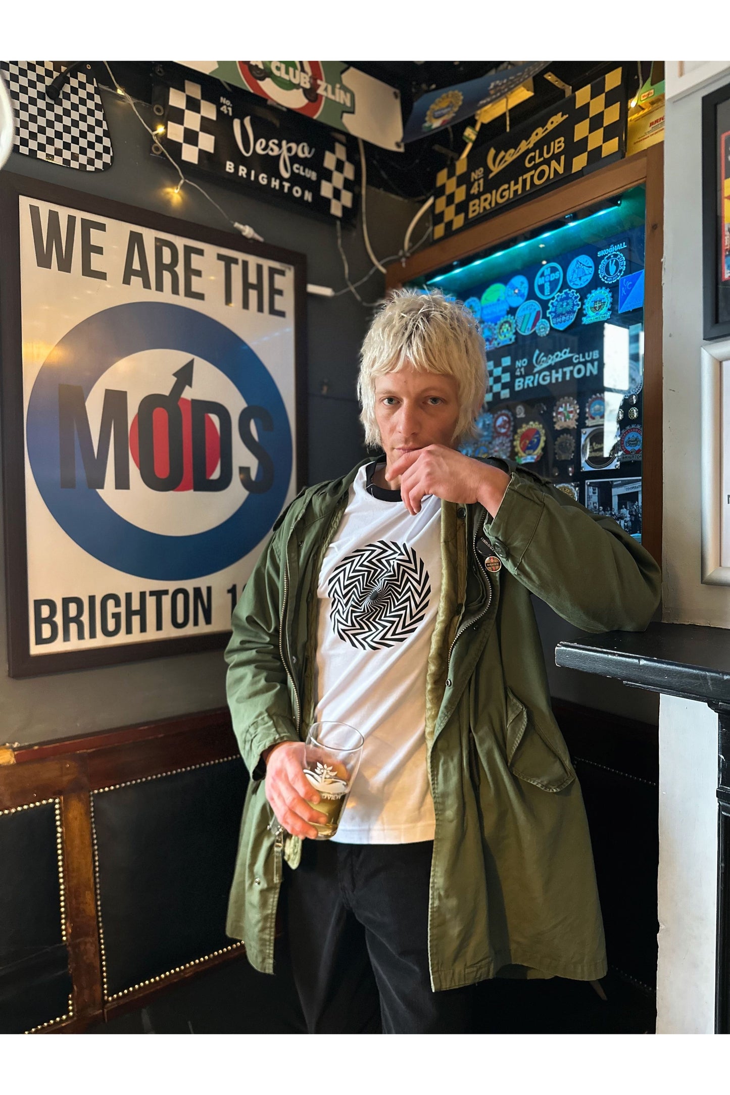 Exclusive Black Spiral White - T-Shirt